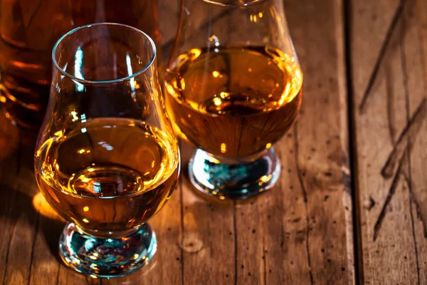 Whisky Escocés Vasos Especiales Botella Fondo Madera Viejo Con Espacio —  Fotos de Stock