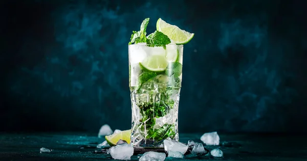 Mojito Cocktail Med Lime Vit Rom Läsk Rörsocker Mynta Och — Stockfoto