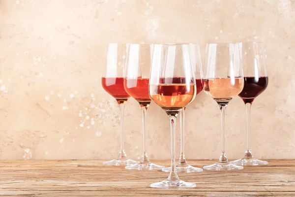 Szklanki Wina Różanego Beżowym Stole Koncepcja Degustacji Wina Rosado Rosato — Zdjęcie stockowe