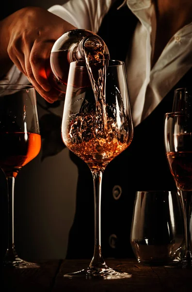 在酒厂 酒吧或餐馆品酒时 更喜欢把玫瑰酒倒入酒杯中 被投掷的图像 — 图库照片
