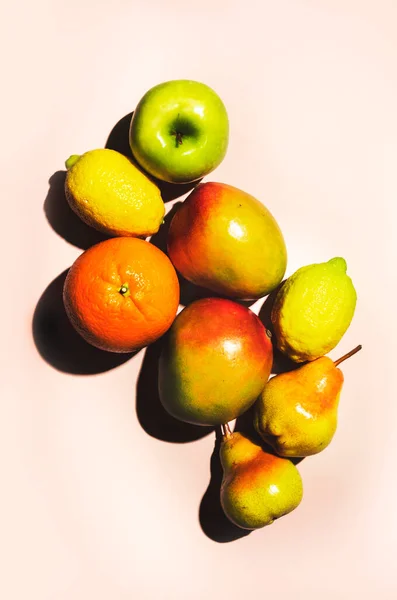 Sommar Frukt Ovanifrån Nutida Stilleben Limegrön Bakgrund Hårt Ljus Och — Stockfoto