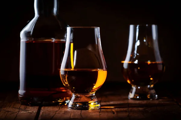 Scotch Whiskey Bicchieri Speciali Bottiglia Vecchio Sfondo Legno Con Spazio — Foto Stock