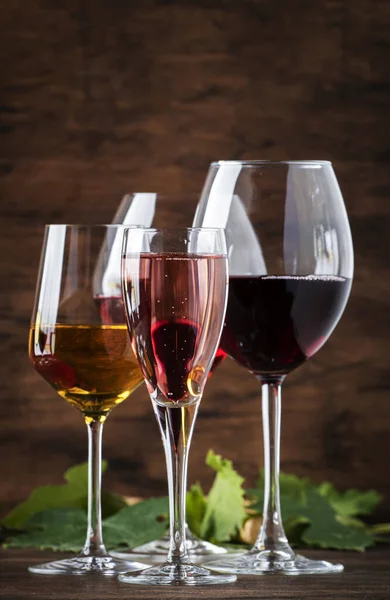 Degustação Vinhos Vermelho Branco Rosa Champanhe Vinhos Tranquilos Espumantes Óculos — Fotografia de Stock