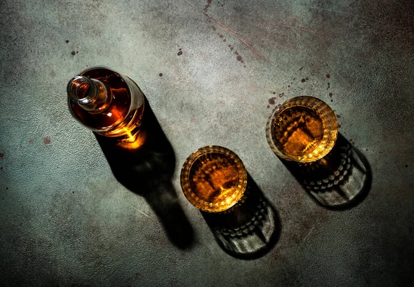 ガラスやボトルにアメリカのバーボンウイスキー 影のパターンと負のスペースと錆びた緑の背景 — ストック写真