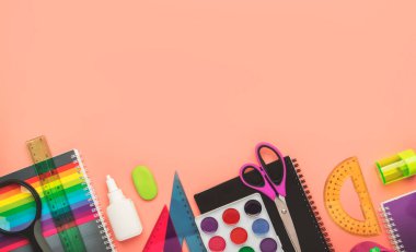 Metinler, defterler, kalemler, kalemler, diğer kırtasiyeler, pembe düz alan, üst görünüm için alanı olan okul şablonuna geri dön