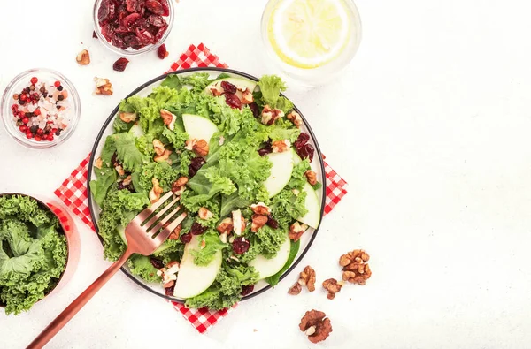 Salada Couve Com Cranberry Seco Maçãs Verdes Nozes Comida Saudável — Fotografia de Stock