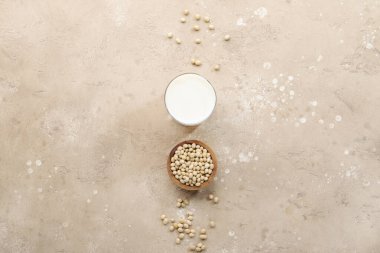 Bej masada soya sütü ve soya fasulyesi. Vejetaryen içkisi. Negatif boşluk