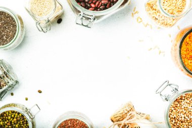 Market, plastik depo ve kavanozlarda ev eşyaları. Çeşitli fasulyeler, tahıllar, tahıllar, baklagiller, yeniden kullanılabilir kutulardaki tohumlar. Beyaz masa. Sıfır atık ve sürdürülebilir yaşam tarzı