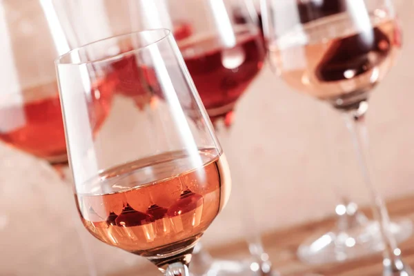 Bicchieri Vino Rosa Sul Tavolo Beige Rosado Rosato Arrossire Concetto — Foto Stock