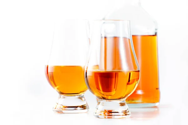 Scotch Whiskey Ειδικά Ποτήρια Και Μπουκάλι Λευκό Φόντο Αρνητικό Χώρο — Φωτογραφία Αρχείου