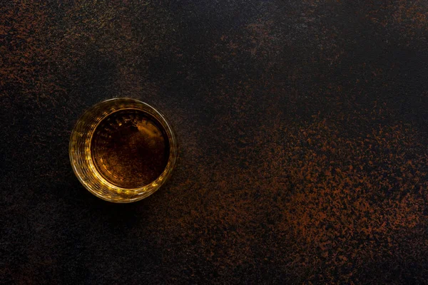 ガラス製のアメリカン バーボン ウイスキー負の空間を持つ黒の背景 — ストック写真