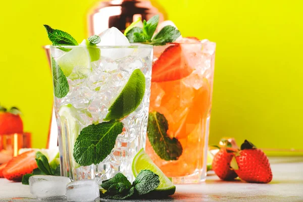 Några Mojito Cocktails Eller Mocktails Med Lime Rom Mint Jordgubbe — Stockfoto