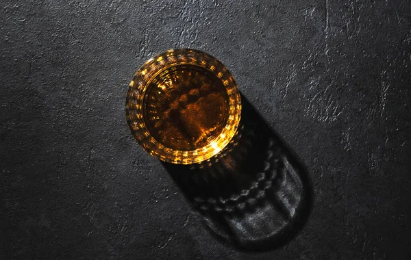 ガラスとボトルのアメリカのバーボンウイスキー 影のパターンと負の空間と黒の背景 — ストック写真