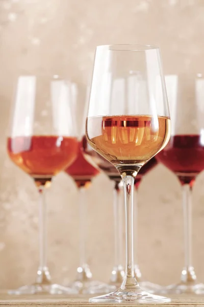 Bicchieri Vino Rosa Sul Tavolo Beige Rosado Rosato Arrossire Concetto — Foto Stock