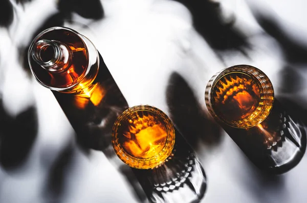 Whisky Bourbon Americano Vasos Botella Fondo Blanco Con Patrón Sombra —  Fotos de Stock