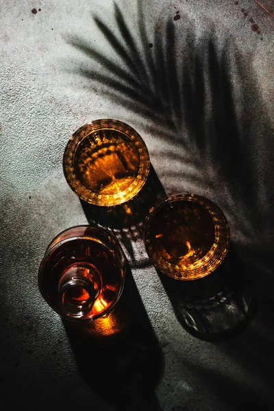 ガラスとボトルのアメリカのバーボンウイスキー 影のパターンと負の空間と黒の背景 — ストック写真