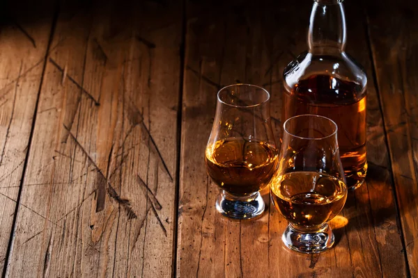 Scotch Whiskey Ειδικά Ποτήρια Και Μπουκάλι Παλιό Ξύλινο Φόντο Αρνητικό — Φωτογραφία Αρχείου