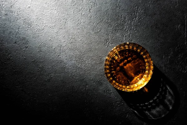Amerikai Whisky Üveg Üveg Fekete Háttér Árnyék Minta Negatív Tér — Stock Fotó