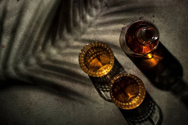 Amerika Wiski Bourbon Dalam Gelas Dan Botol Berkarat Hijau Latar — Stok Foto