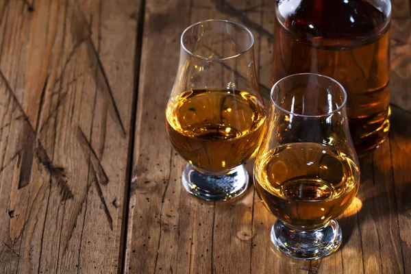 Scotch Whiskey Speciella Glasögon Och Flaska Gammal Trä Bakgrund Med — Stockfoto