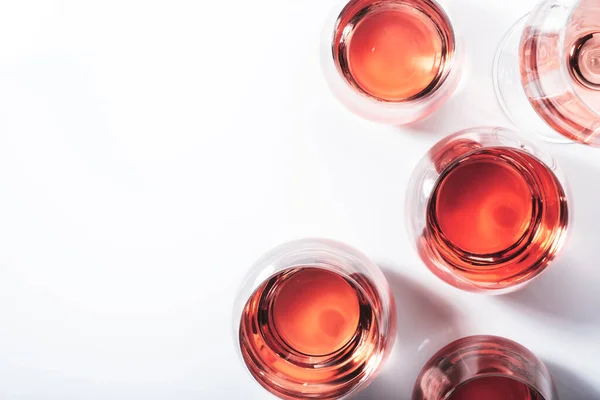 Rosenweingläser Auf Weißem Hintergrund Weinprobe Draufsicht Negativer Raum — Stockfoto