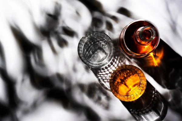 Whisky Americano Bourbon Bicchieri Bottiglia Sfondo Bianco Con Motivo Ombra — Foto Stock