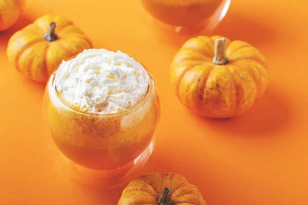 Latte Abóbora Laranja Com Chantilly Copo Vidro Bebida Quente Outono — Fotografia de Stock