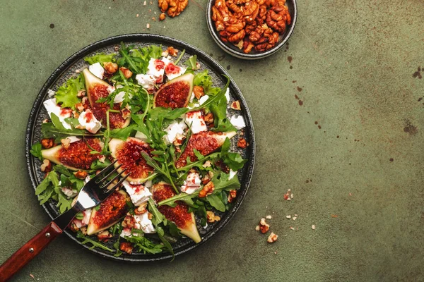 Fig Salada Com Queijo Branco Nozes Rúcula Geléia Fundo Verde — Fotografia de Stock