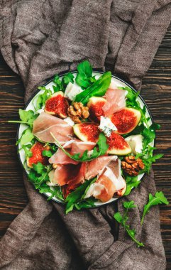 Prosciutto, mavi peynir, ceviz, roka, ahşap arka plan, üst manzara, kopyalama alanı