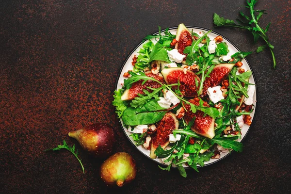 Sallad Med Fikon Getost Valnötter Mangold Och Ruccola Brun Bakgrund — Stockfoto