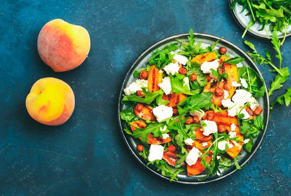 Salada Pêssego Grelhada Com Queijo Feta Avelãs Arugula Sobre Fundo — Fotografia de Stock