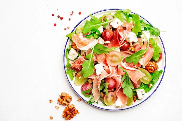 Salada Uva Com Presunto Queijo Azul Rúcula Nozes Sobre Fundo — Fotografia de Stock