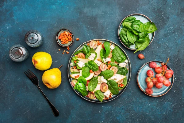 Sallad Med Päron Blå Ost Spenat Druvor Valnötter Blå Bakgrund — Stockfoto