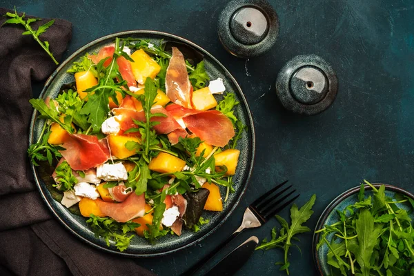 Färsk Sallad Med Kantaloupe Melon Prosciutto Mjuk Ost Och Ruccola — Stockfoto