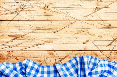Eski ahşap arka planda mavi kareli mutfak havlusu. Reklam, mutfak, yemek pişirme, yeme şablonu, çerçeve veya afiş, üst görünüm, boşluk kopyala