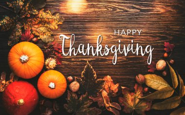 Balkabakları, fındıklar, dökülen yapraklar ve baharatlarla dolu Şükran Günü geçmişiniz kutlu olsun.