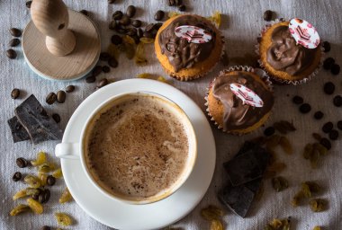 tatlı bir pasta ile kahve