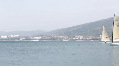 Yelken. Yelken liyada. Açıklayıcı Editoryal Görüntüleri. Denizde yatlar. Tekne gezisi. Tam yelkenli. Rüzgarı yakalayın. Dalgaları Kırmak. Yat, tekne, yelkenli tekne. Sakin deniz. Dalgalarla devam et..