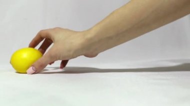 Limon, portakal, greyfurt. narenciye karışımı. orijinal karar. parlak meyve. sulu vitaminler. bir çizgi meyve. istikrarlı bir büyüme. taze fikirler. canlı duygular.