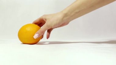 İki portakal ve limon. Herkes gibi değil. Tropikal meyveler. Narenciye karışımı. Izole. Öz -günlük. Beklenmedik bir karar. Büyük fırsatlar. Büyük faydalar. Lezzet ekleyin. lezzet ekle