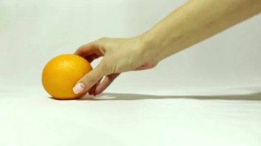 Çerçevede üç portakal var. 3 parlak turuncu. Portakal lı meyve. Tutarlı görünüm. Portakallar yakın çekim. Tropikal tat. Güzel portakal