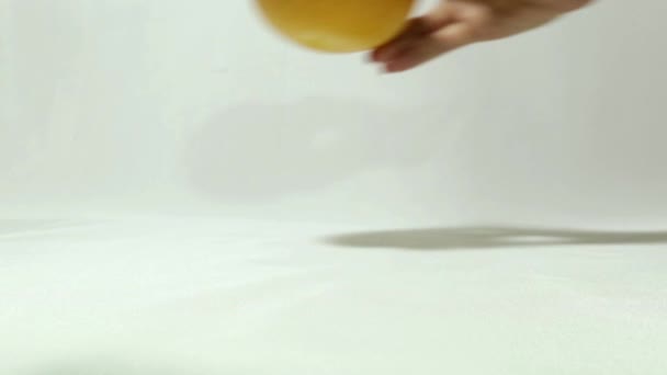 pamplemousse, orange, citron. arrière-plan flou. mélange d'agrumes. la décision initiale. problèmes de vision. fruit brillant. voir clairement. restaurer la vision. vitamines juteuses. nouvelles idées. émotions vives .