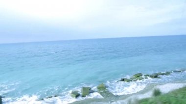 Deniz Manzaralı tren penceresinden. Karadeniz. Mavi deniz. Tren. Deniz gezisi. Boş zaman, seyahat ve Turizm. Rossyskie demiryolları. Kıyı şeridi. Vahşi beach.