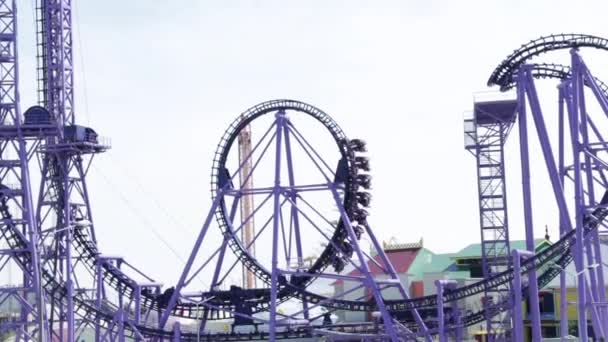 Sotschi. adler. Sotschi-Park. Achterbahn. Attraktion. Extrem. Unglaubliches Gefühl. helle Emotionen. Schwindelerregende Eindrücke. Unterhaltung, Erholung. Freizeitpark. — Stockvideo