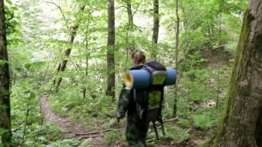 Kadın turist ormanın içinde yürümek. Kız turist. Kız ormanda sırt çantası ile. Hiking. Yeşil orman. bir tur orman. kamp. boş zaman. ekoturizm. Seyahate gitmek. vahşi. macera başlıyor