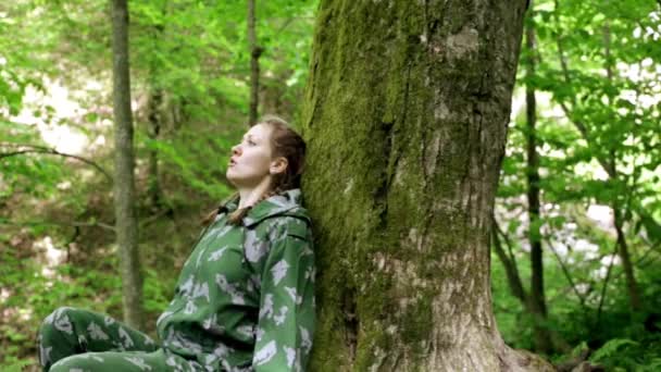 La chica dispara un arma fuera de su escondite. Apocalipsis zombi. disparar a los enemigos. Dispara a matar. Un tirador preciso. Disparar un arma. para defenderse de los enemigos. en defensa propia. lejos de la persecución. entrenamiento de tiro. Francotirador. La mujer dispara en el bosque. Cazadora — Vídeos de Stock