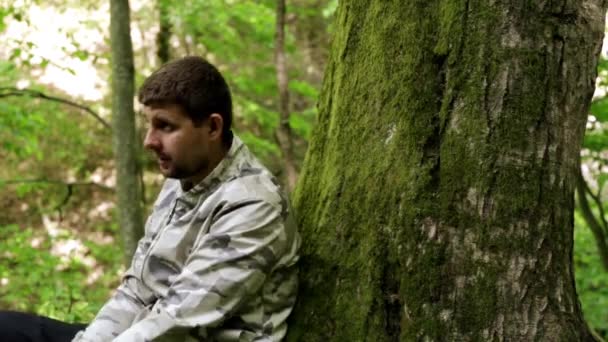 El hombre dispara un arma en el bosque. Apocalipsis zombi. disparar a los enemigos. Dispara a matar. para disparar un arma. para defenderse de los enemigos. francotirador. en defensa propia. lejos de la persecución. entrenamiento de tiro. Primer plano — Vídeo de stock