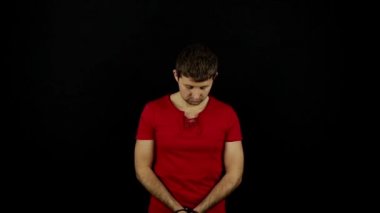 Internet bağımlılığı. Bilgisayar bağımlılığı. Adamın elleri kolları bağlı tel bilgisayar fare. Kötü alışkanlık. Kumar bağımlılığı. On-line ilişki. Siyah arka plan. 