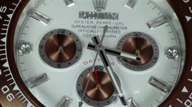 Duvar saati. Genel mod kadranı zaman gösterir. İkinci el zaman uyumu. Makro seyretmek zaman atlamalı 