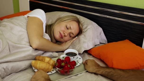 russkie-molodozheni-v-posteli-porno-onlayn-zhenu-i-podrugu